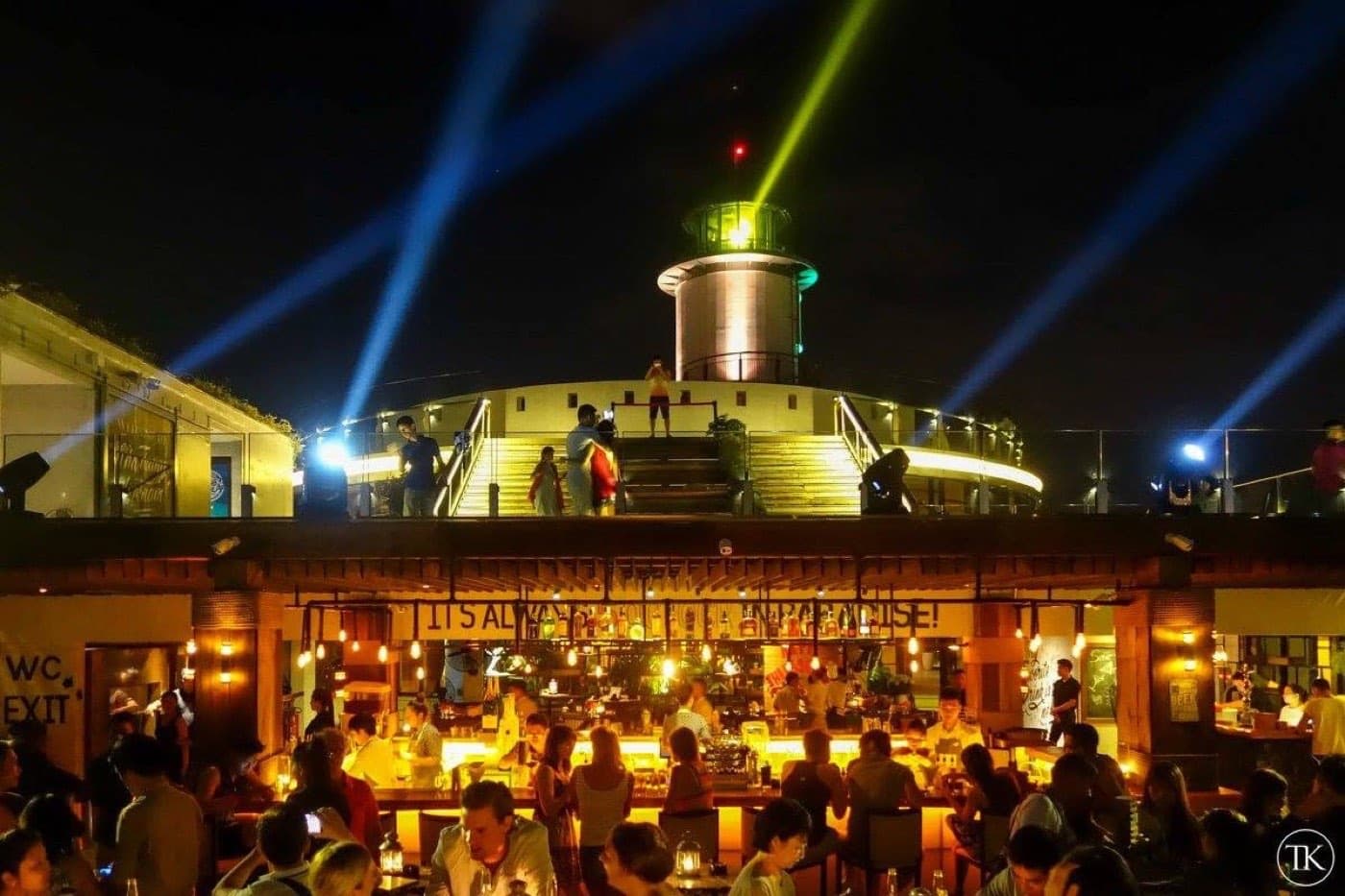 Đêm cao điểm trên rooftop
